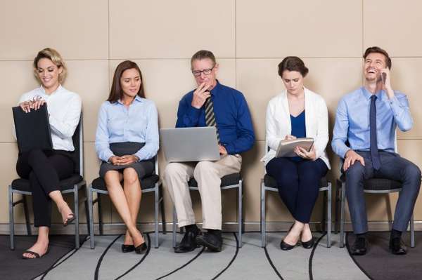 Personas esperando una entrevista de trabajo.